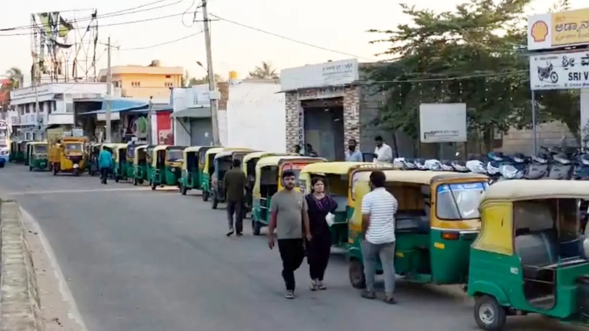 ದೊಡ್ಡಬಳ್ಳಾಪುರಕ್ಕೂ ತಟ್ಟಿದ ಆಟೋ ಗ್ಯಾಸ್ ಕೊರತೆ..!: ಸಾಲುಗಟ್ಟಿ ನಿಂತ ನೂರಾರು ಆಟೋಗಳು..