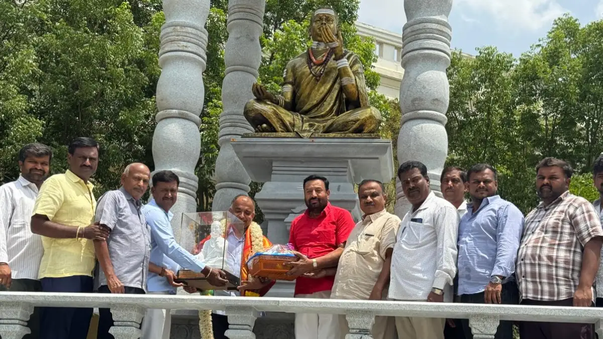 ಜಗಜ್ಯೋತಿ ಬಸವೇಶ್ವರರ ಪ್ರತಿಮೆ ಸ್ಥಾಪನೆ: ಕರೀಗೌಡರಿಗೆ ಅಭಿನಂದನೆ 1 Congratulations to Karigowda on the installation of Basaveshwara statue