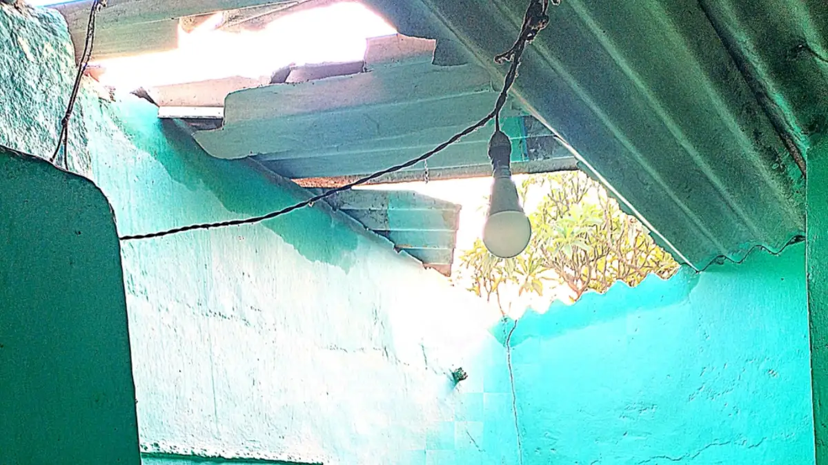 Doddaballapur: Heavy rain.. thunderbolt strikes and damages a house..!